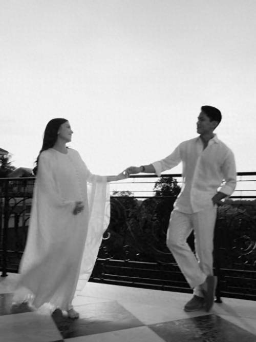 33岁亚洲最帅王子晒爱妻孕照，混血王妃光脚捧孕肚，童