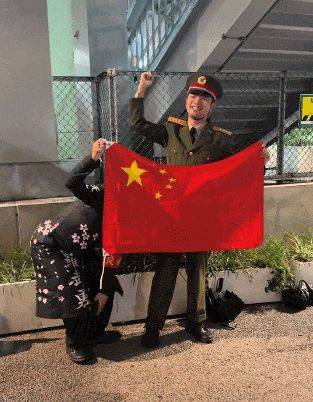 近日！日本军迷穿中国军服唱《歌唱祖国》为哪般？是驻